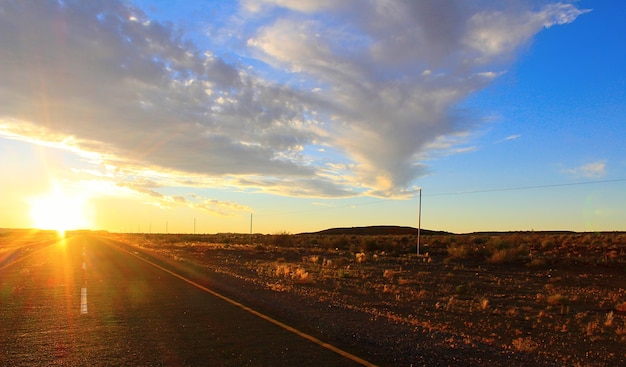 Cielo al tramonto e strada nel deserto