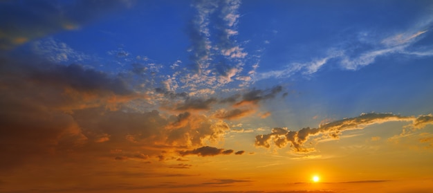 cielo al tramonto in arancione e blu