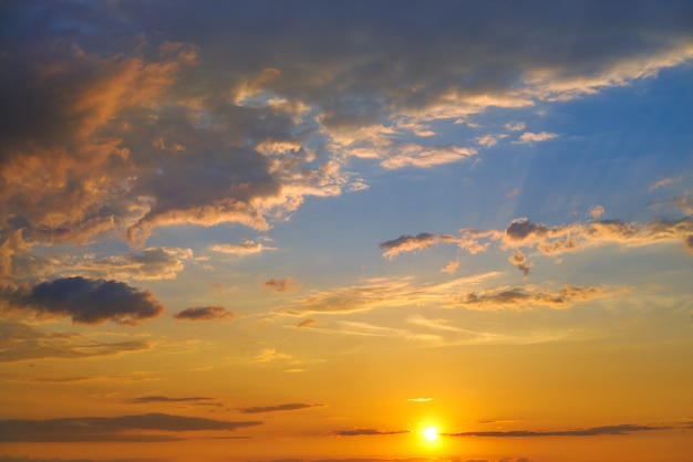 cielo al tramonto in arancione e blu