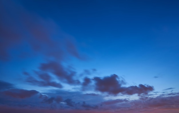 Cielo al tramonto in movimento. Bel cielo.