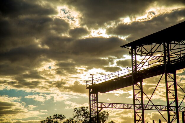 Cielo al tramonto industriale