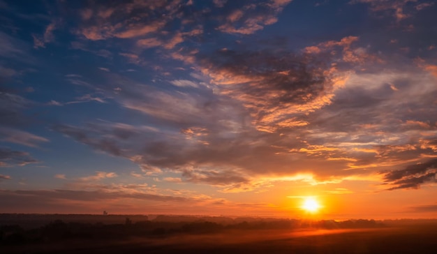 Cielo al tramonto o all'alba sfondo naturale astratto