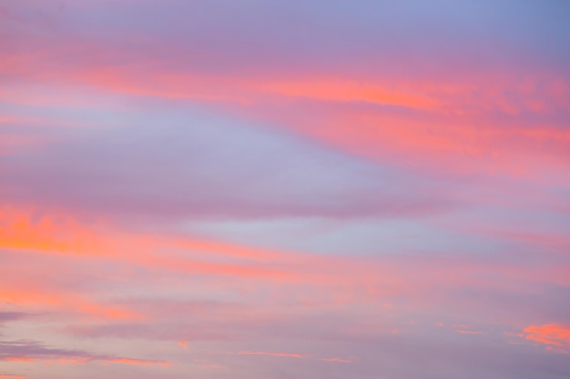 Cielo al tramonto romantico pastello in rosa, viola e blu