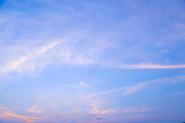 Cielo al tramonto romantico pastello in rosa viola e blu