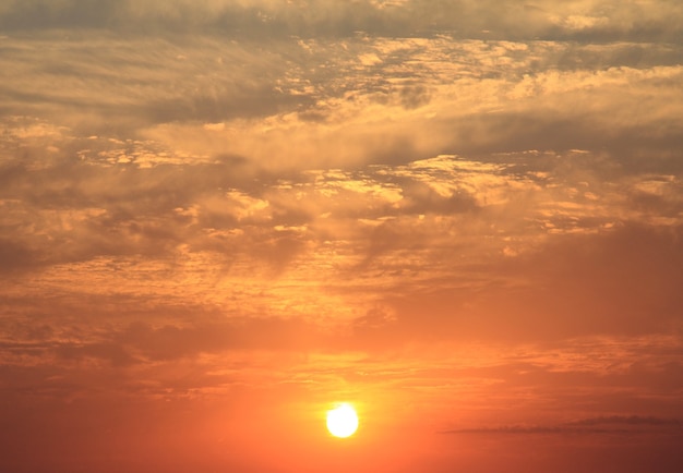 Cielo al tramonto sotto il mare