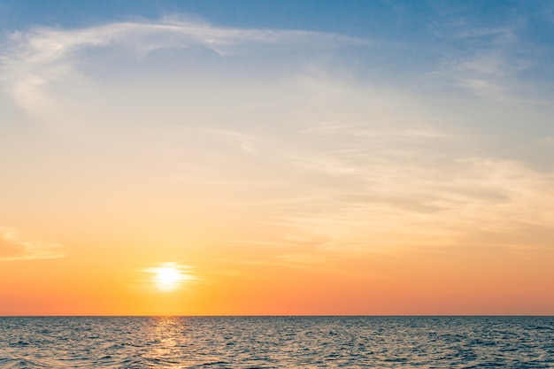 cielo al tramonto sul mare la sera al crepuscolo