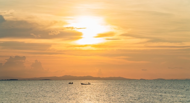 Cielo al tramonto sul mare la sera con luce solare colorata, cielo al tramonto.