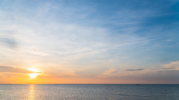 Cielo al tramonto sul mare la sera con luce solare colorata, cielo al tramonto.