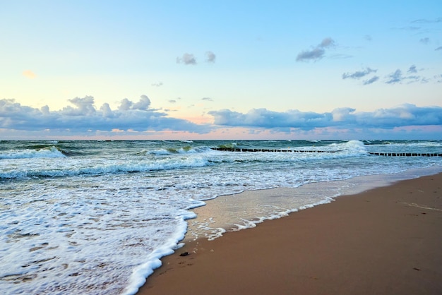 Cielo al tramonto sul mare o sull'oceano con spiaggia di sabbia