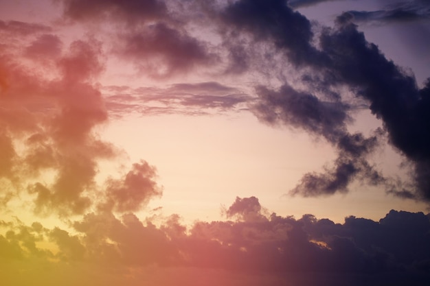 Cielo al tramonto viola con bordo di nuvole scure