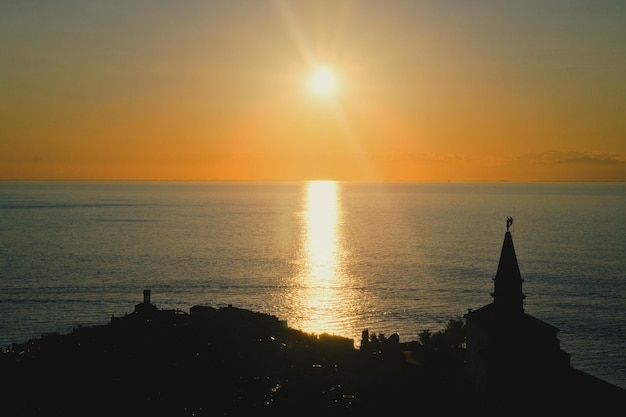 Cielo arancione al tramonto. estate. Vista panoramica sul mare Adriatico la sera. Sfondo naturale. Vacanza.