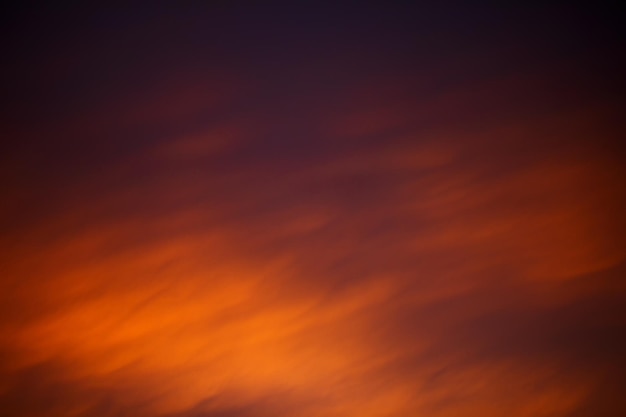Cielo arancione brillante al tramonto basso Toni caldi