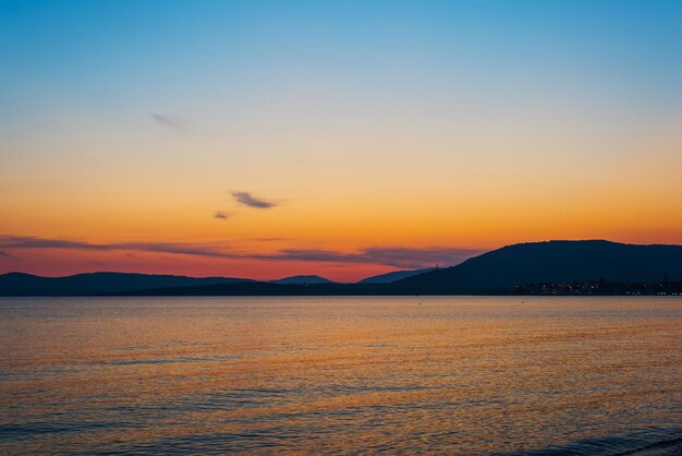 Cielo arancione e blu al tramonto