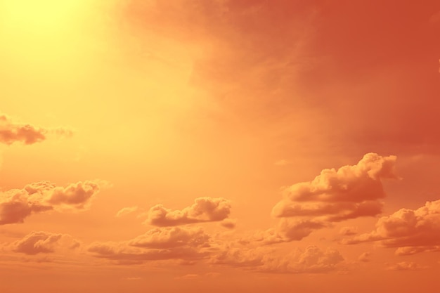 cielo arancione tramonto nuvole sfondo, astratto sfondo caldo cielo estivo aria