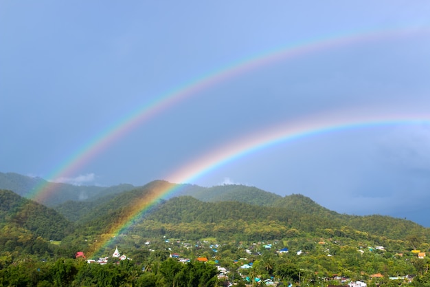 Cielo arcobaleno con luce la sera.