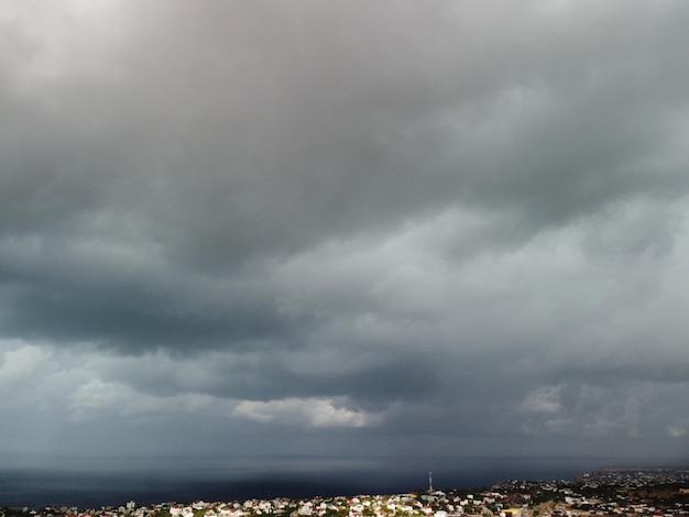 Cielo arioso astratto con nuvole carnose in movimento sull'oceano mare Piccole onde sulla superficie dell'acqua limpida bokeh luci dall'alba Vacanza vacanza e concetto ricreativo