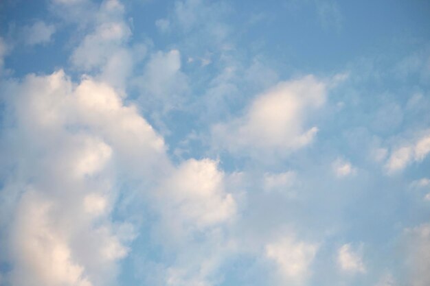 Cielo azzurro brillante con nuvole bianche per sfondo o sfondi. La bellezza della natura tropicale per la progettazione grafica