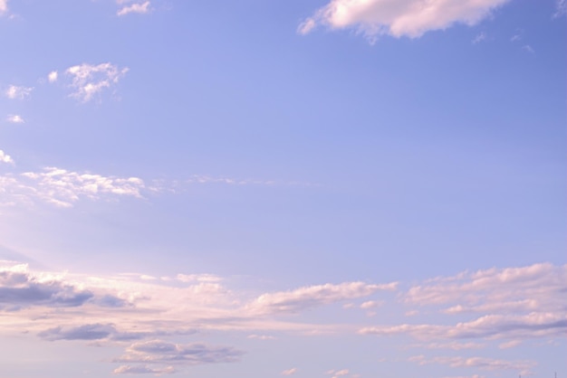 Cielo azzurro chiaro e pacifico con soffici nuvole fluttuanti Banner di sfondo Salvaschermo sul monitor