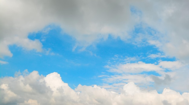 Cielo azzurro circondato da nuvole grigie