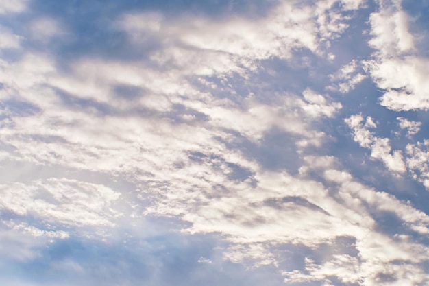 Cielo azzurro con belle nuvole e luce solare