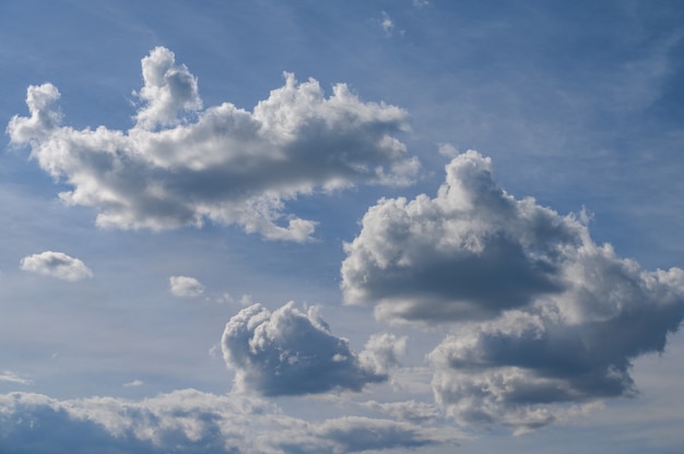 Cielo azzurro con belle nuvole