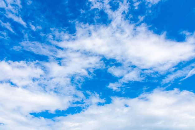 Cielo azzurro con bellissime nuvole