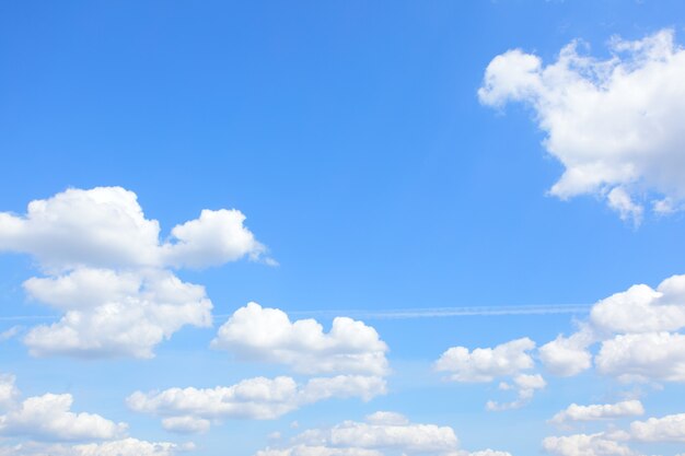 Cielo azzurro con leggeri cumuli - può essere utilizzato come sfondo