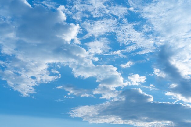 Cielo azzurro con molte nuvole