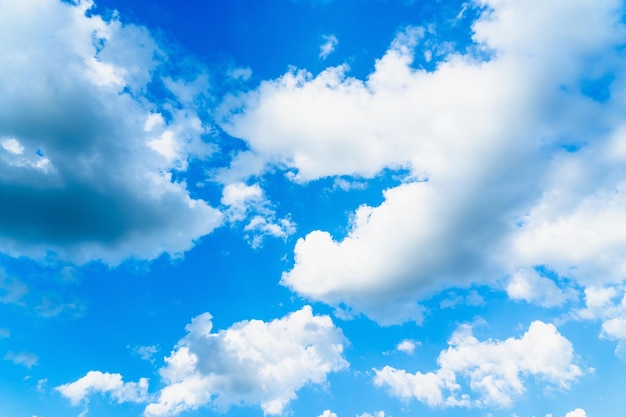 Cielo azzurro con nubi cumuliformi durante il giorno