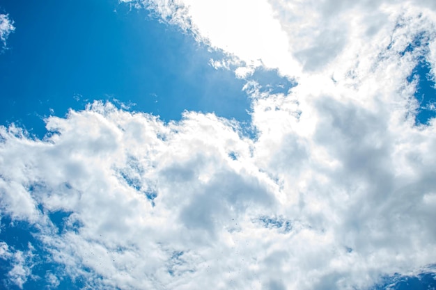 Cielo azzurro con nuvole a fuoco selettivo