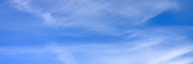 Cielo azzurro con nuvole. banner