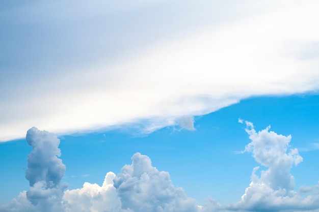 Cielo azzurro con nuvole bianche e grigie