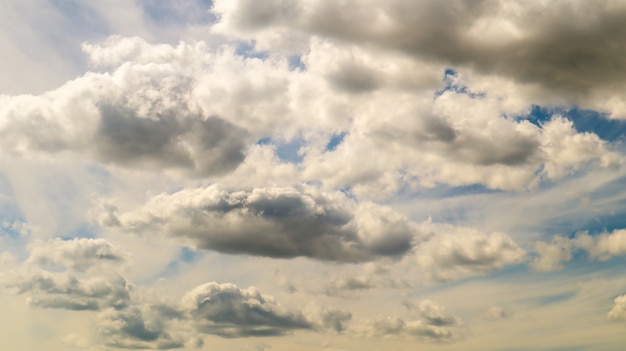 Cielo azzurro con nuvole bianche e soffici e sole