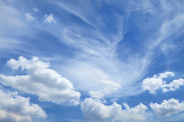 Cielo azzurro con nuvole bianche in estate. Concetto di sfondo della natura.