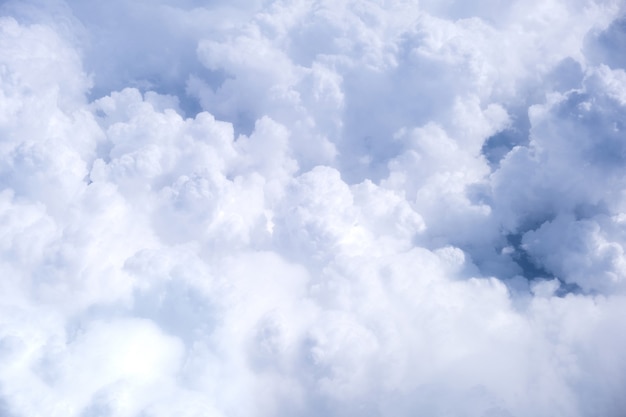 Cielo azzurro con nuvole bianche in tempo soleggiato. Atmosfera di vista nuvoloso cielo lanuginoso dalla finestra dell'aeroplano.