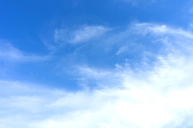 Cielo azzurro con nuvole bianche in una giornata di sole