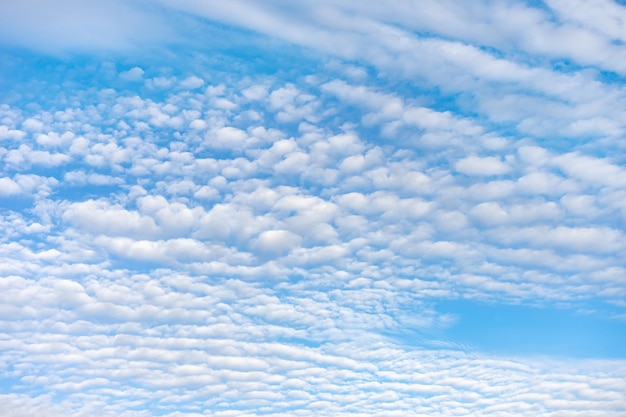 Cielo azzurro con nuvole bianche in una giornata di sole