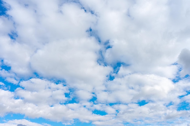 Cielo azzurro con nuvole bianche in una giornata di sole