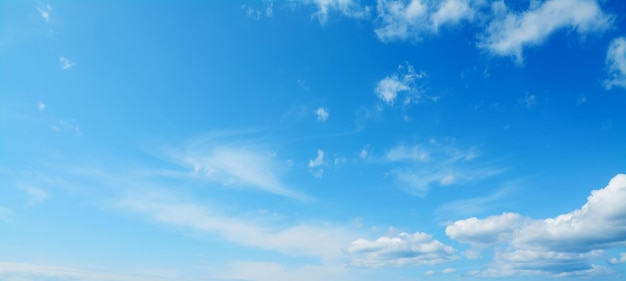 Cielo azzurro con nuvole bianche morbide