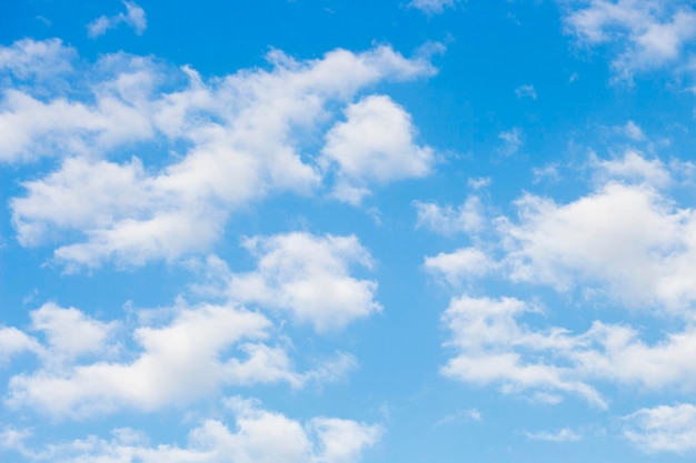 Cielo azzurro con nuvole bianche per sfondo o sfondi