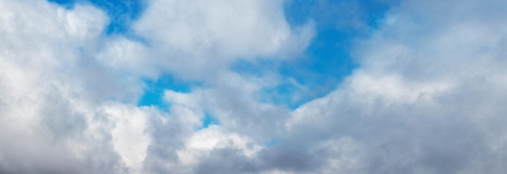 Foto cielo azzurro con nuvole bianche ricci in tempo soleggiato