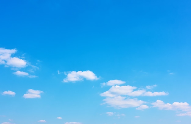 Cielo azzurro con nuvole bianche - sfondo con ampio spazio per il tuo testo