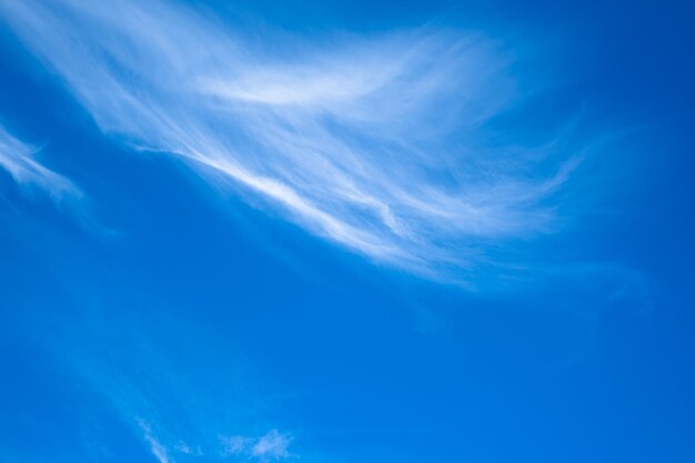 Cielo azzurro con nuvole bianche. Sfondo del paesaggio celeste.