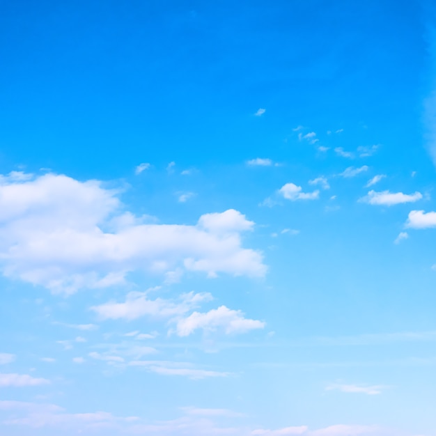 Cielo azzurro con nuvole bianche - sfondo naturale, ritaglio quadrato