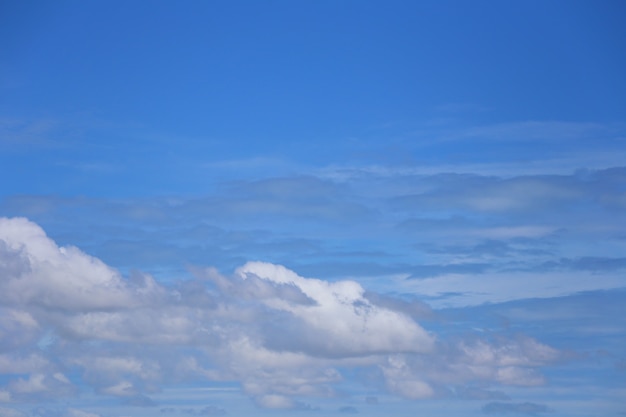 Cielo azzurro con nuvole bianche sullo sfondo diurno per il design nel tuo concetto di idea di lavoro.