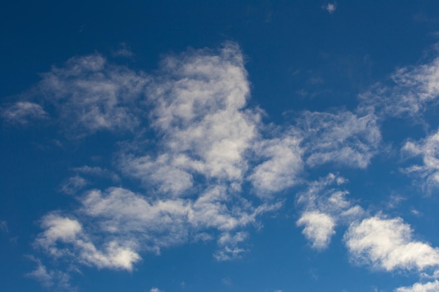 cielo azzurro con nuvole bianche sullo sfondo