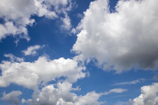 Cielo azzurro con nuvole bianche tempo nuvoloso