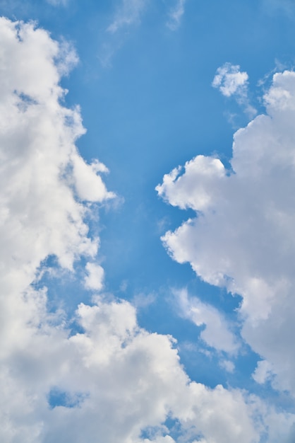 Cielo azzurro con nuvole bianche