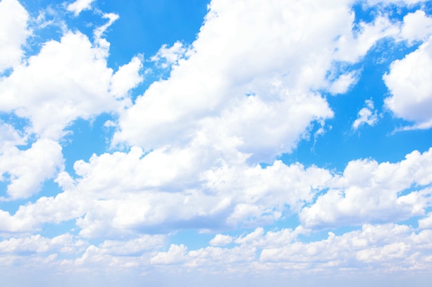 Cielo azzurro con nuvole bianche