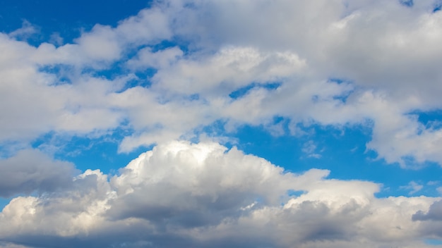 Cielo azzurro con nuvole bianche